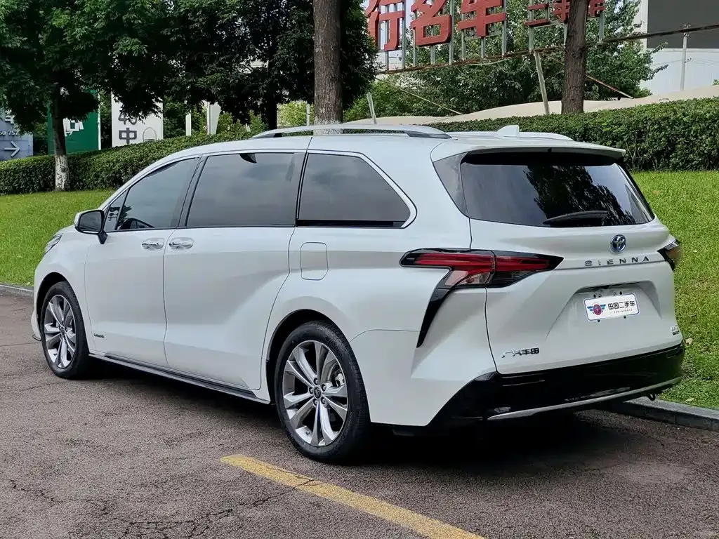 Toyota Sienna — фото 10