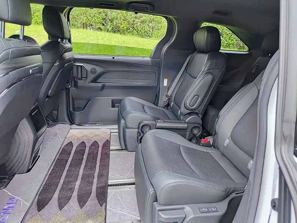 Toyota Sienna — фото 8