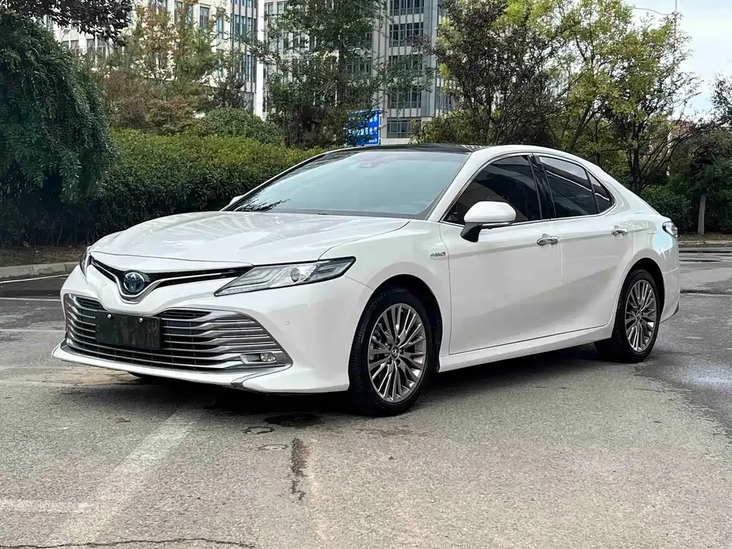 Toyota Camry — фото 1