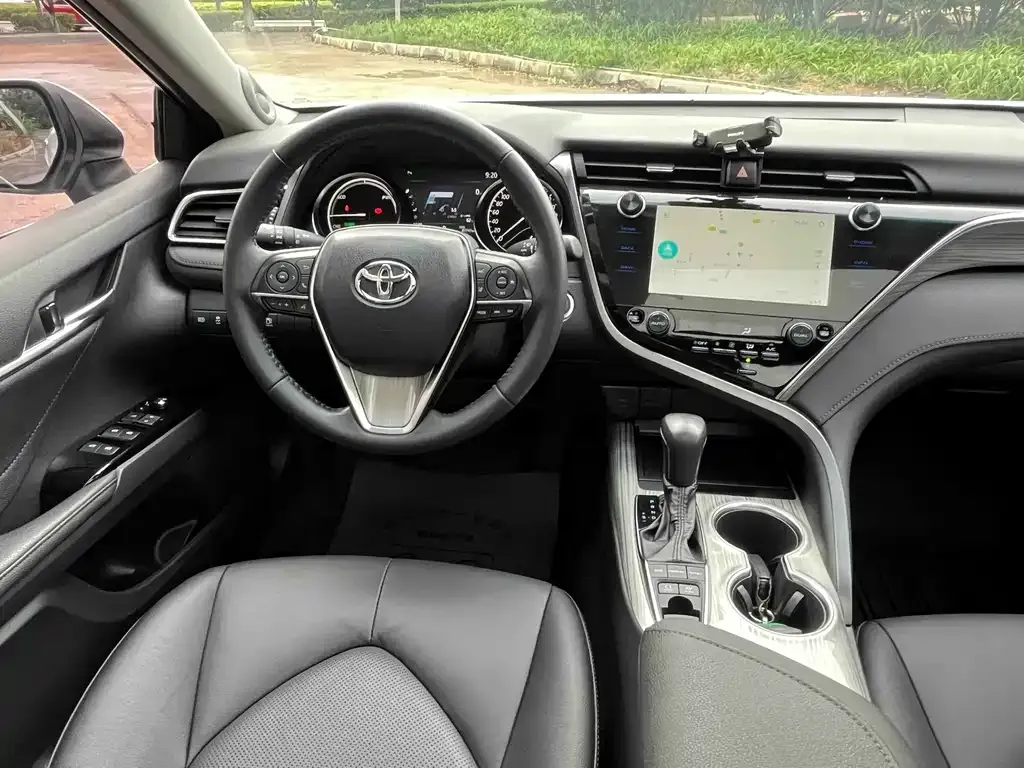 Toyota Camry — фото 2