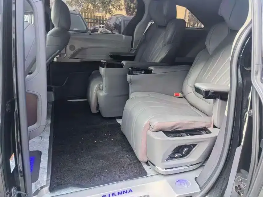Toyota Sienna — фото 3