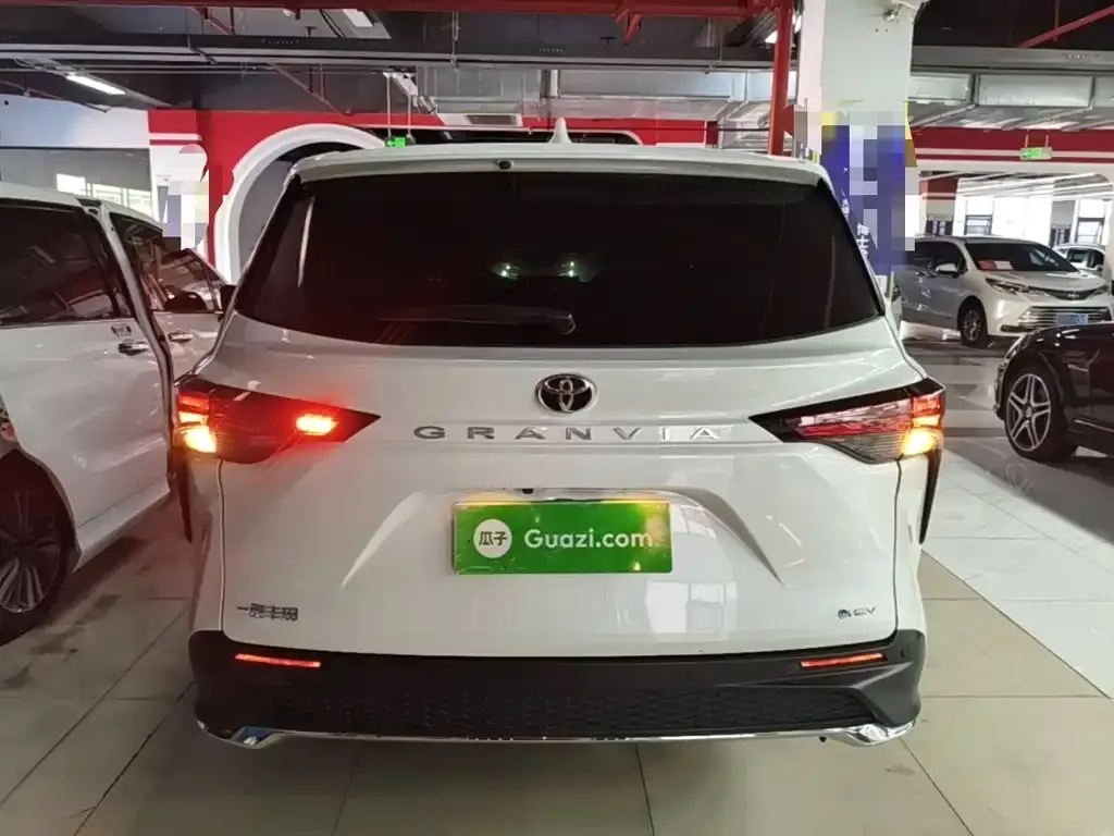Toyota Granvia — фото 10