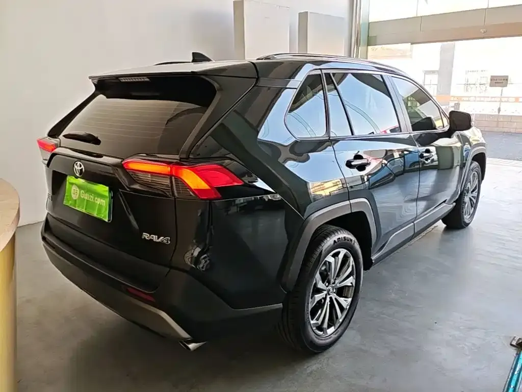 Toyota RAV4 — фото 7