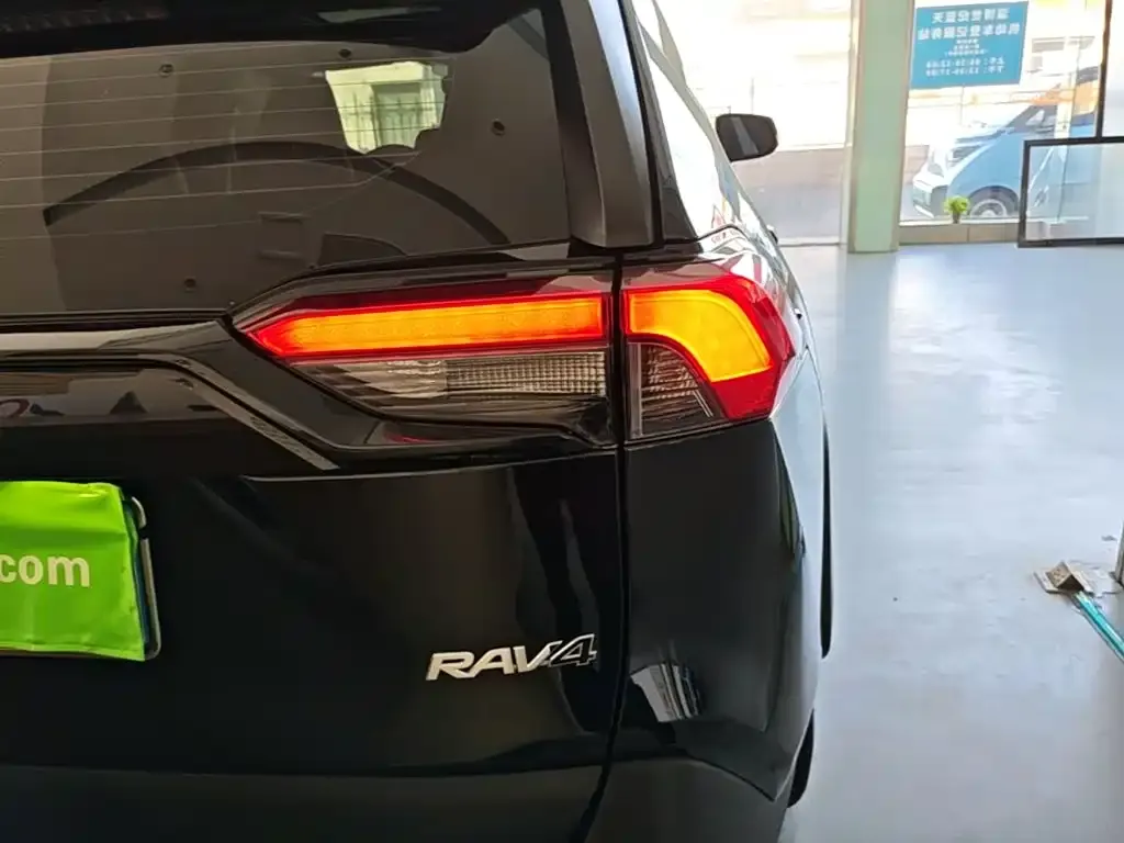 Toyota RAV4 — фото 10