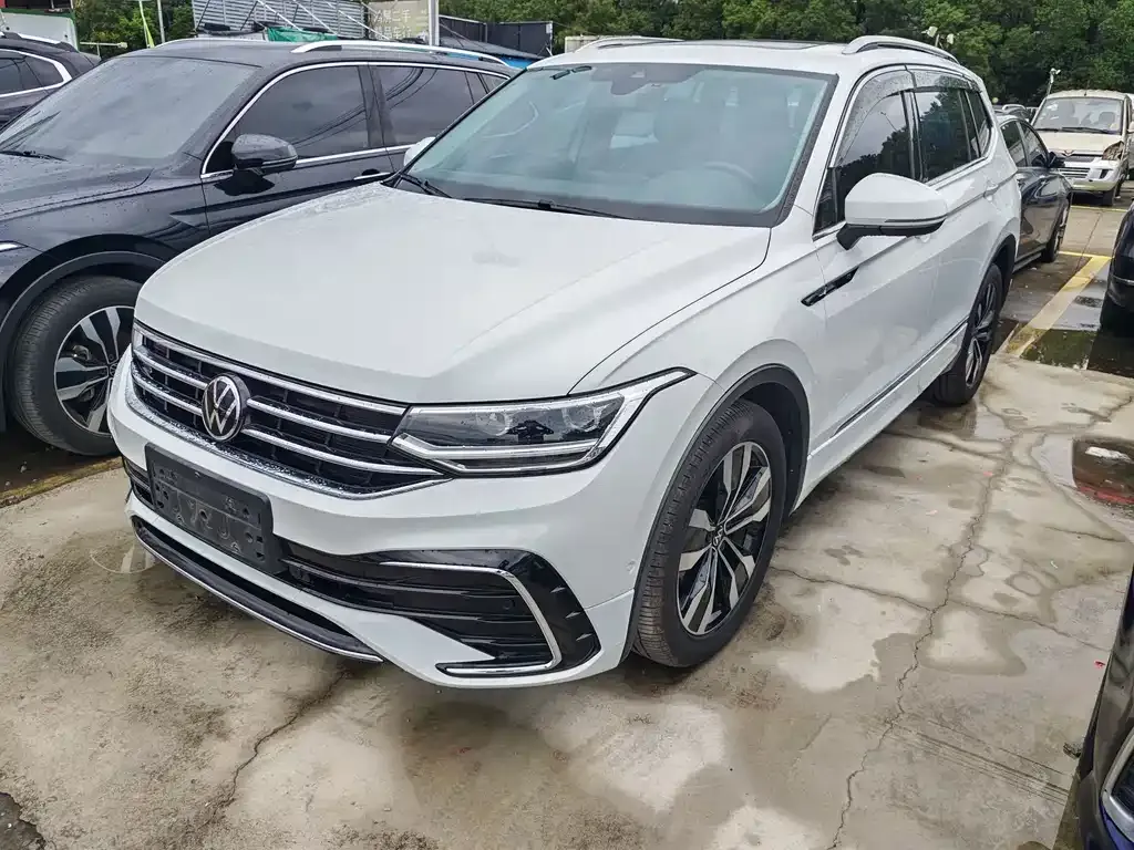 Volkswagen Tiguan L — фото 1
