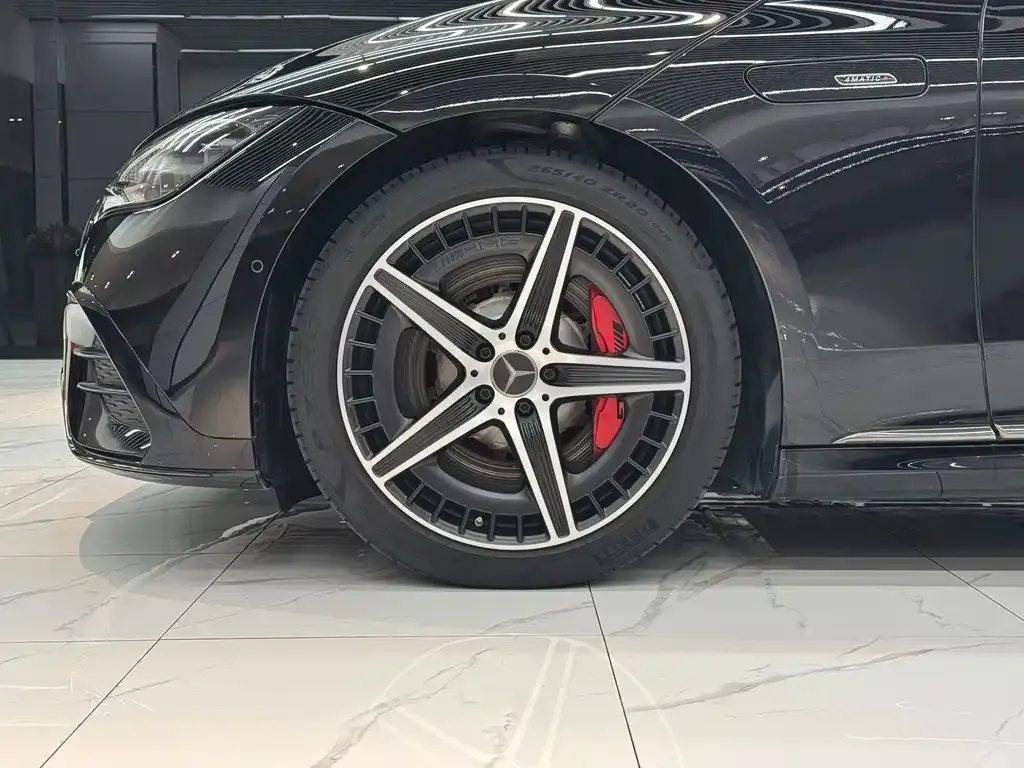 Mercedes-Benz EQE AMG — фото 2