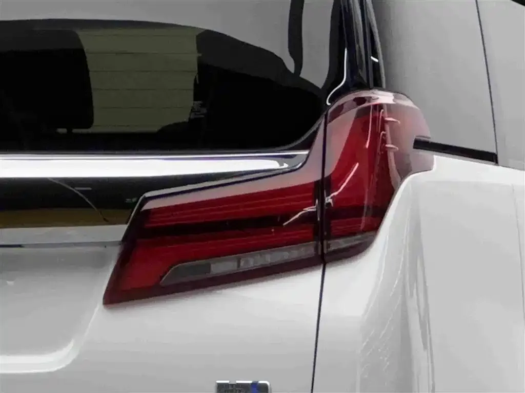 Toyota Alphard — фото 2