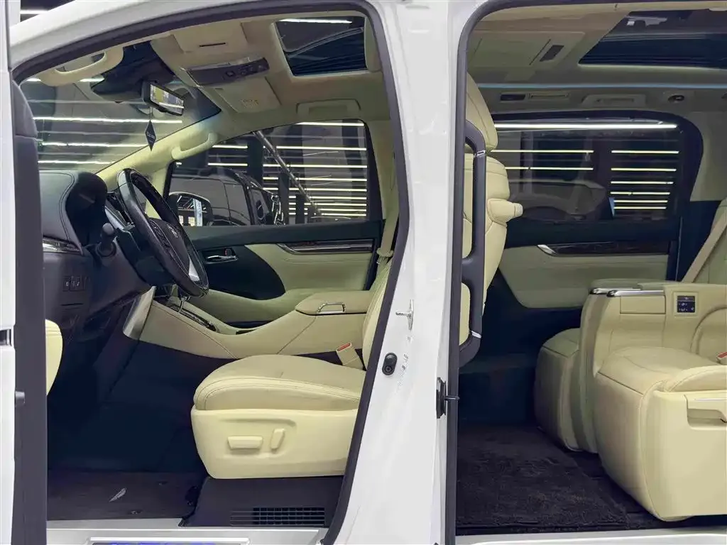 Toyota Alphard — фото 8