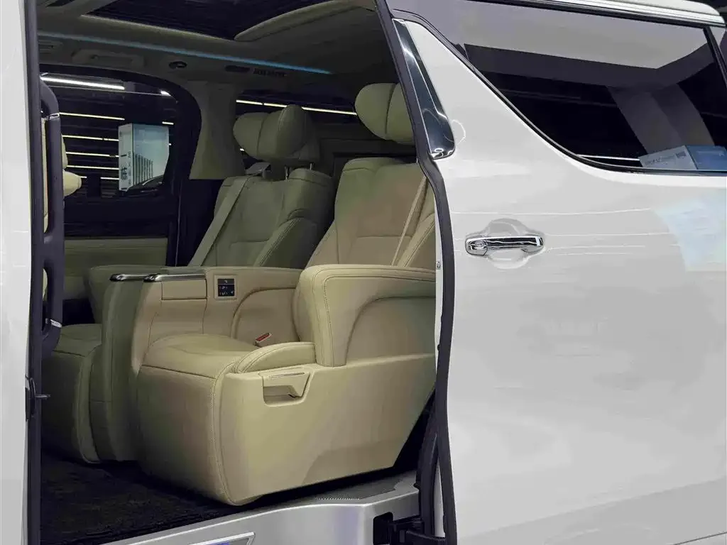 Toyota Alphard — фото 5