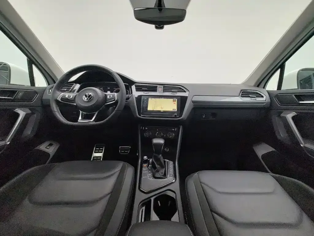 Volkswagen Tiguan L — фото 6