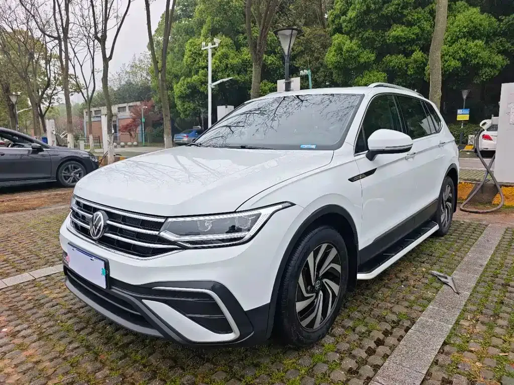 Volkswagen Tiguan L — фото 1