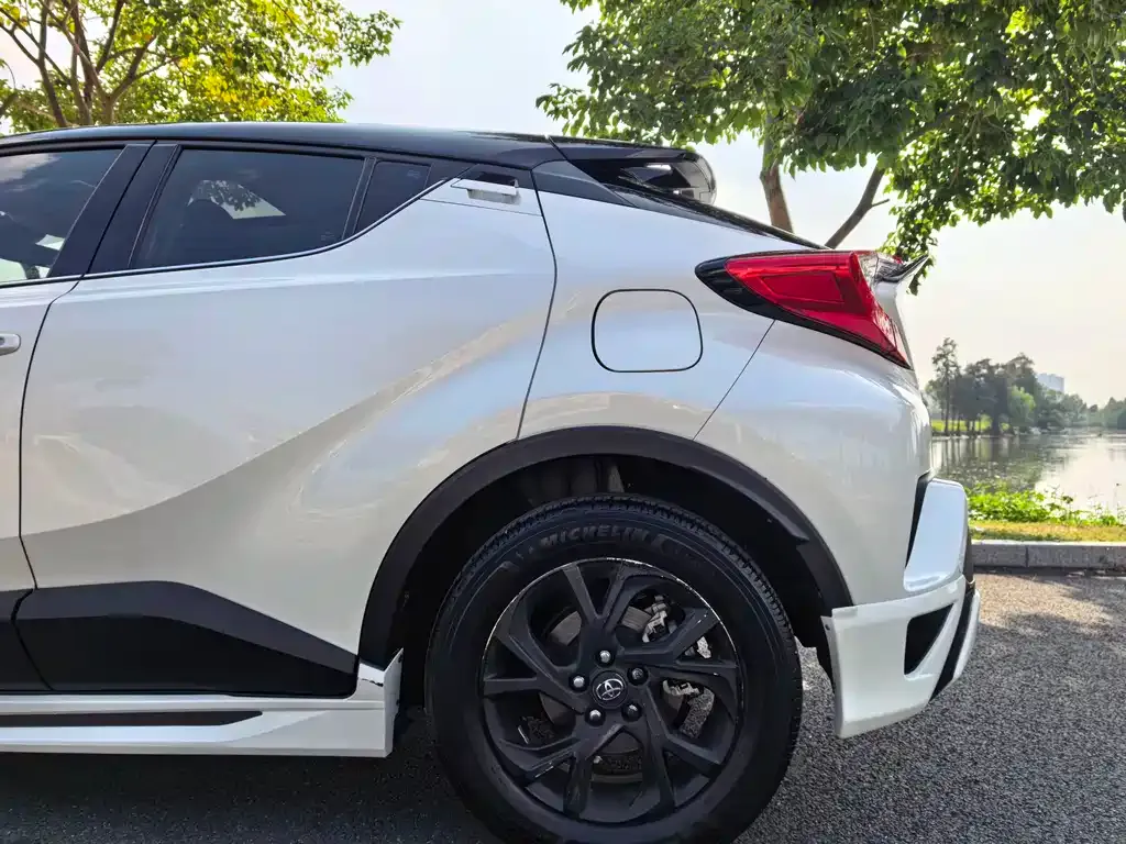 Toyota C-HR — фото 2