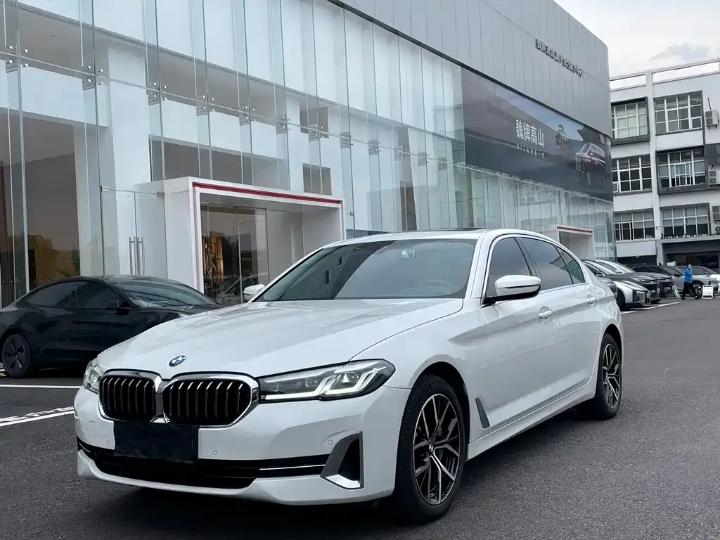 BMW 5 Series — фото 1