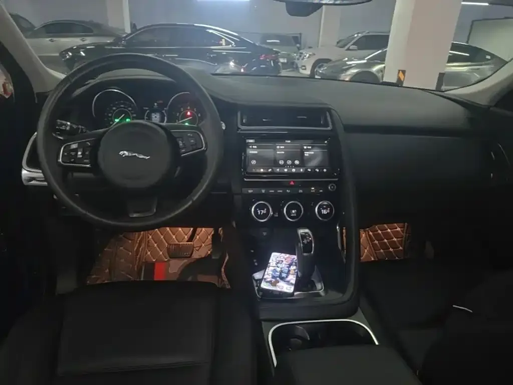 Jaguar E-PACE — фото 10