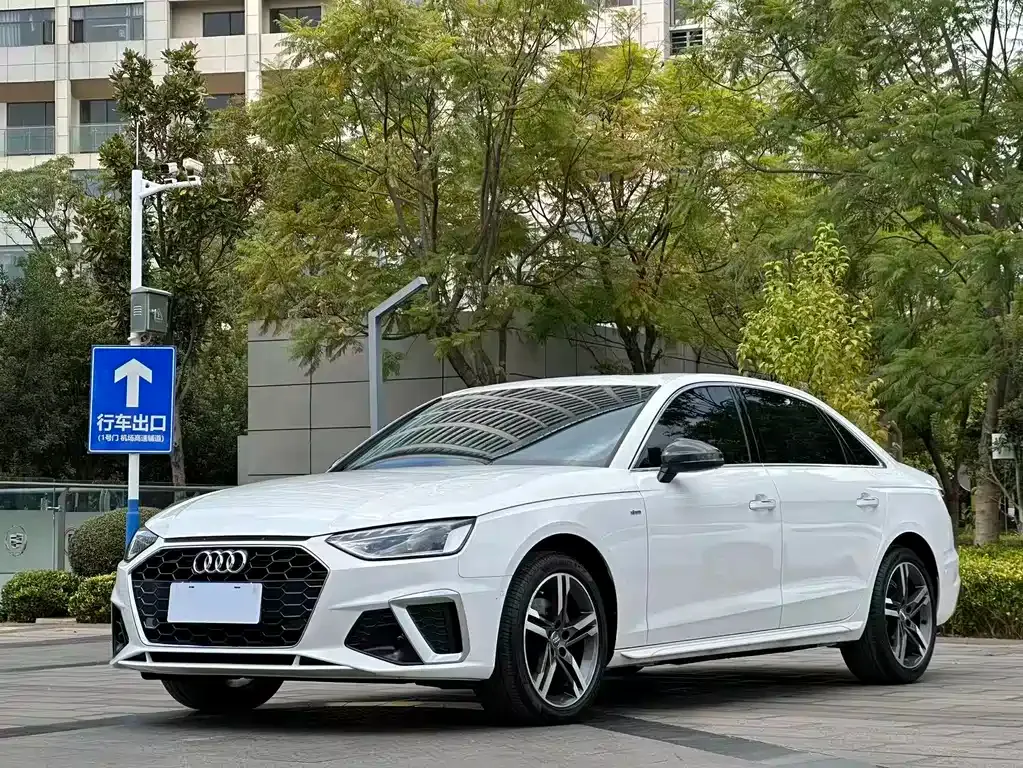 Audi A4L — фото 1