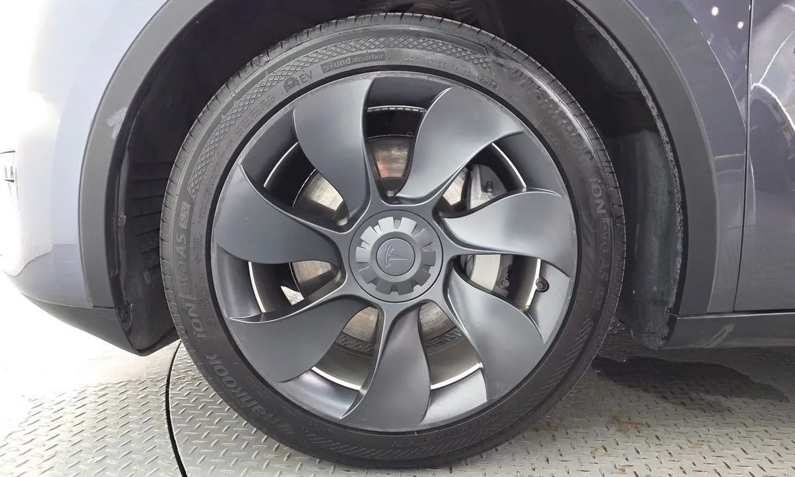 Tesla Model Y — фото 10
