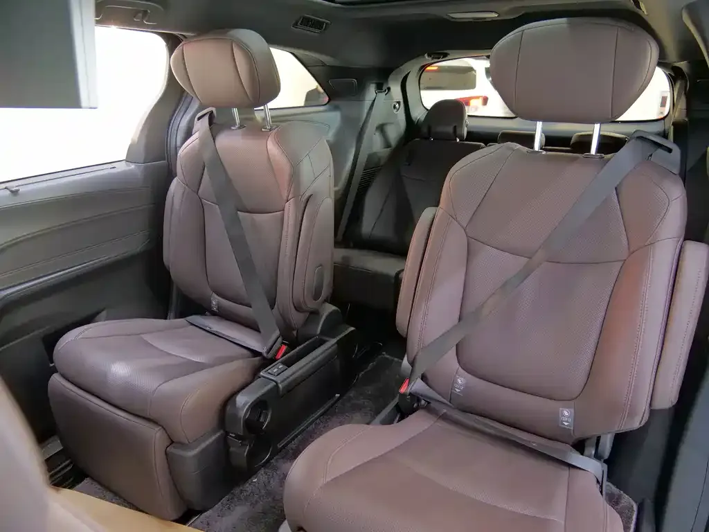 Toyota Sienna — фото 4