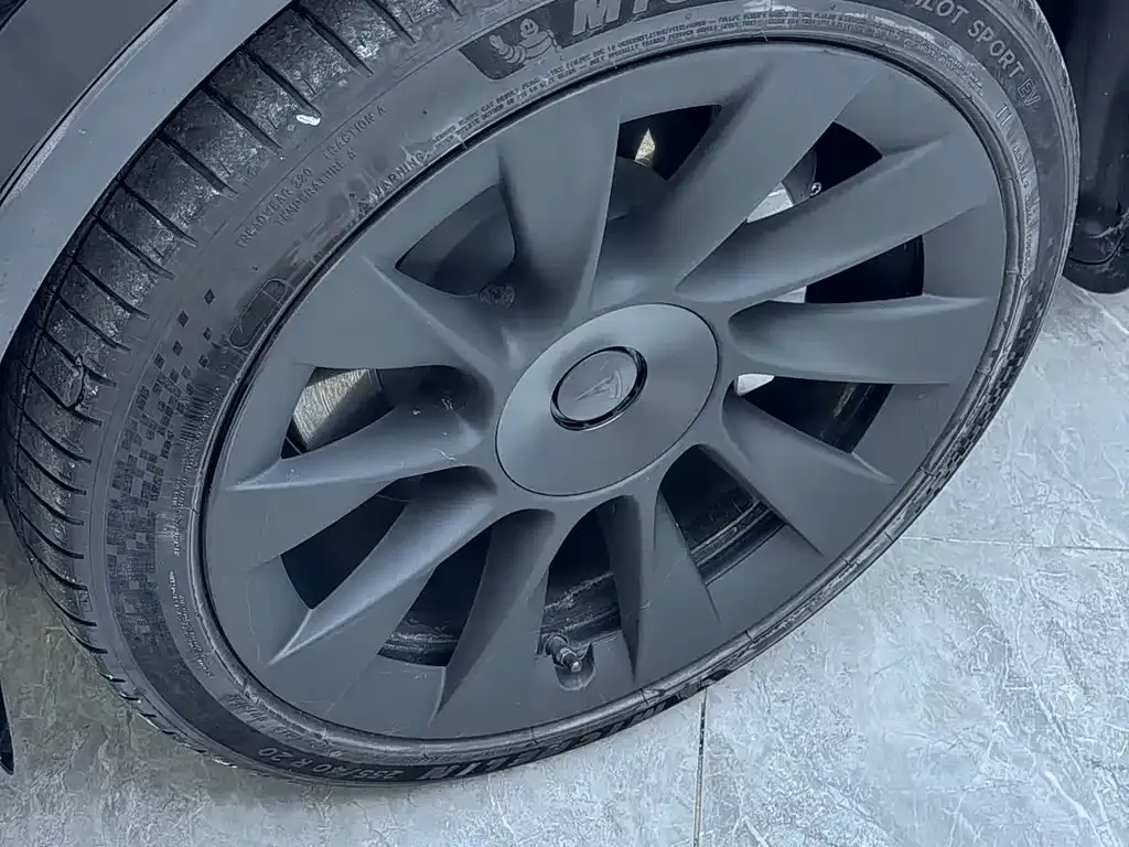Tesla Model Y — фото 8
