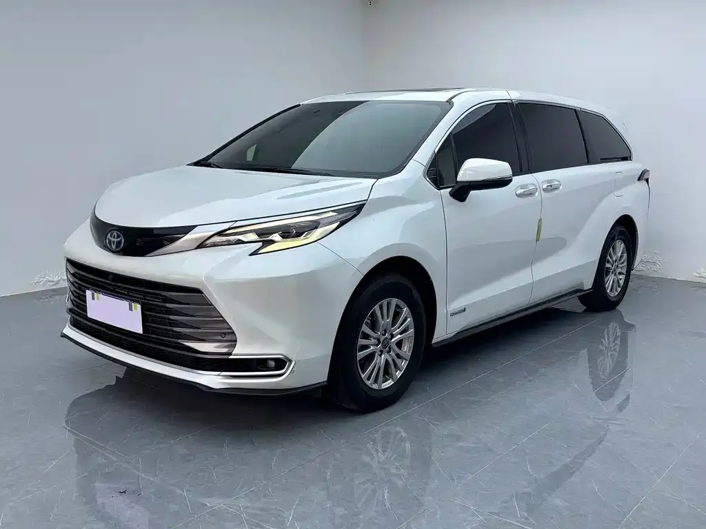 Toyota Sienna — фото 1
