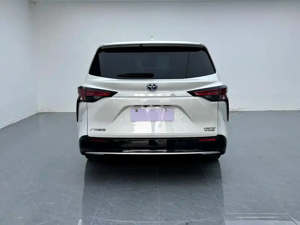 Toyota Sienna — фото 2