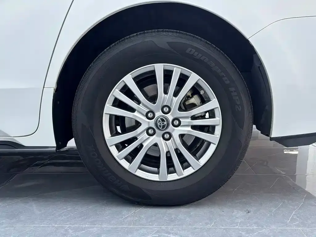 Toyota Sienna — фото 5