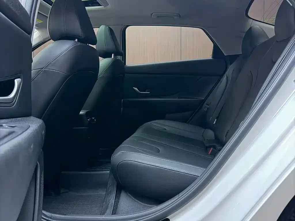 Hyundai Elantra — фото 2