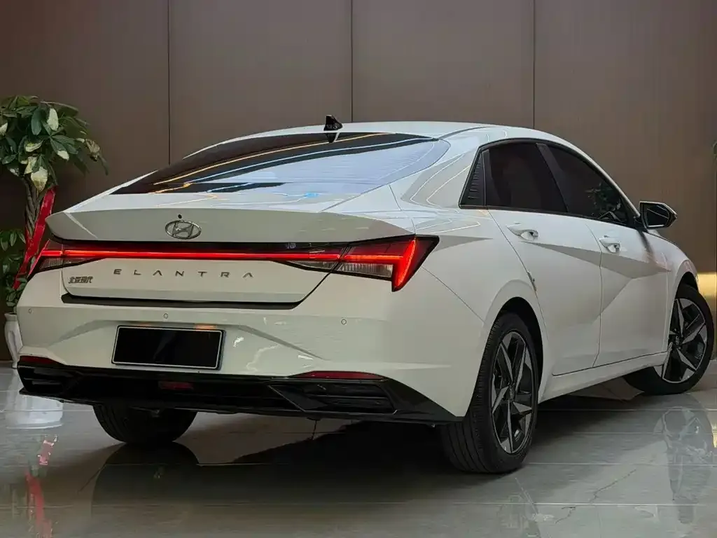 Hyundai Elantra — фото 3