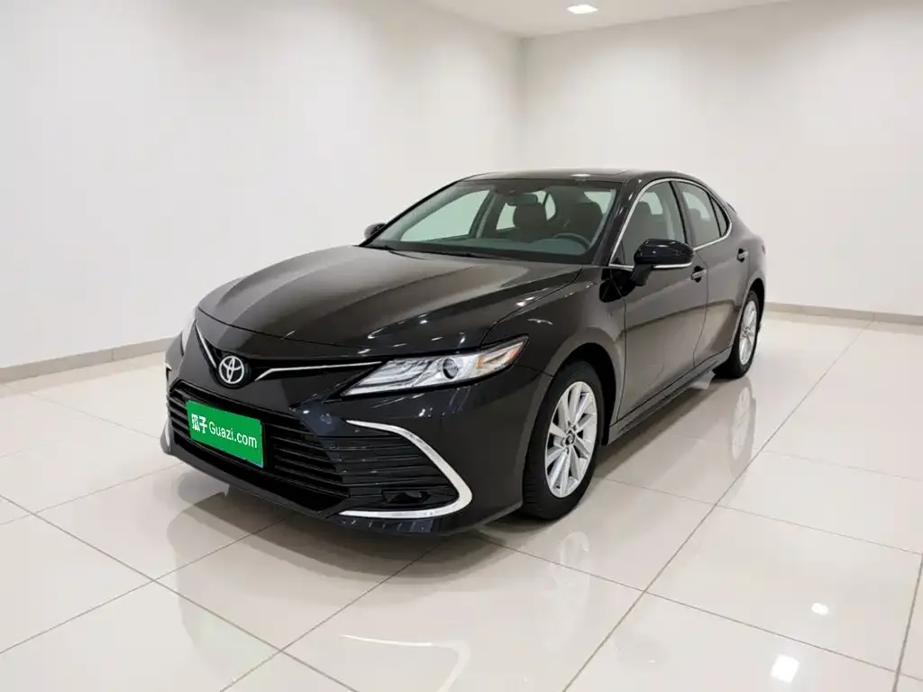 Toyota Camry — фото 1