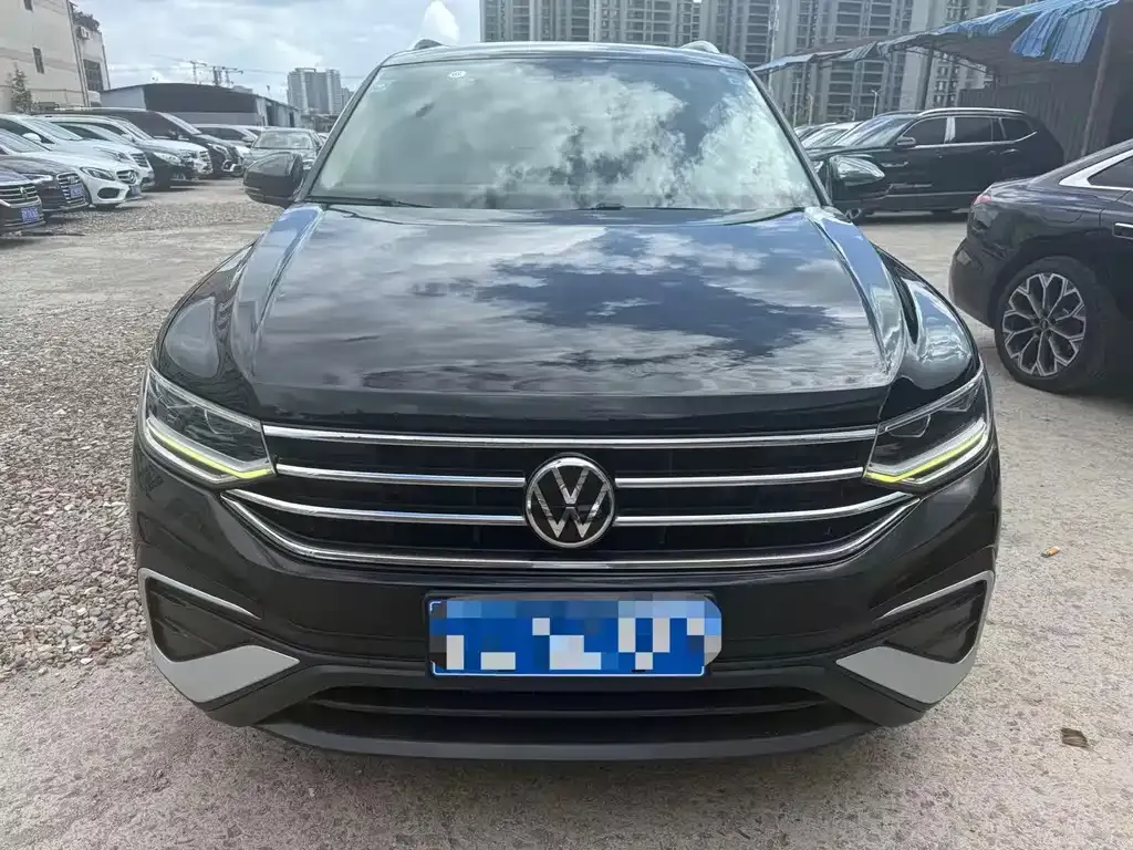 Volkswagen Tiguan L — фото 1