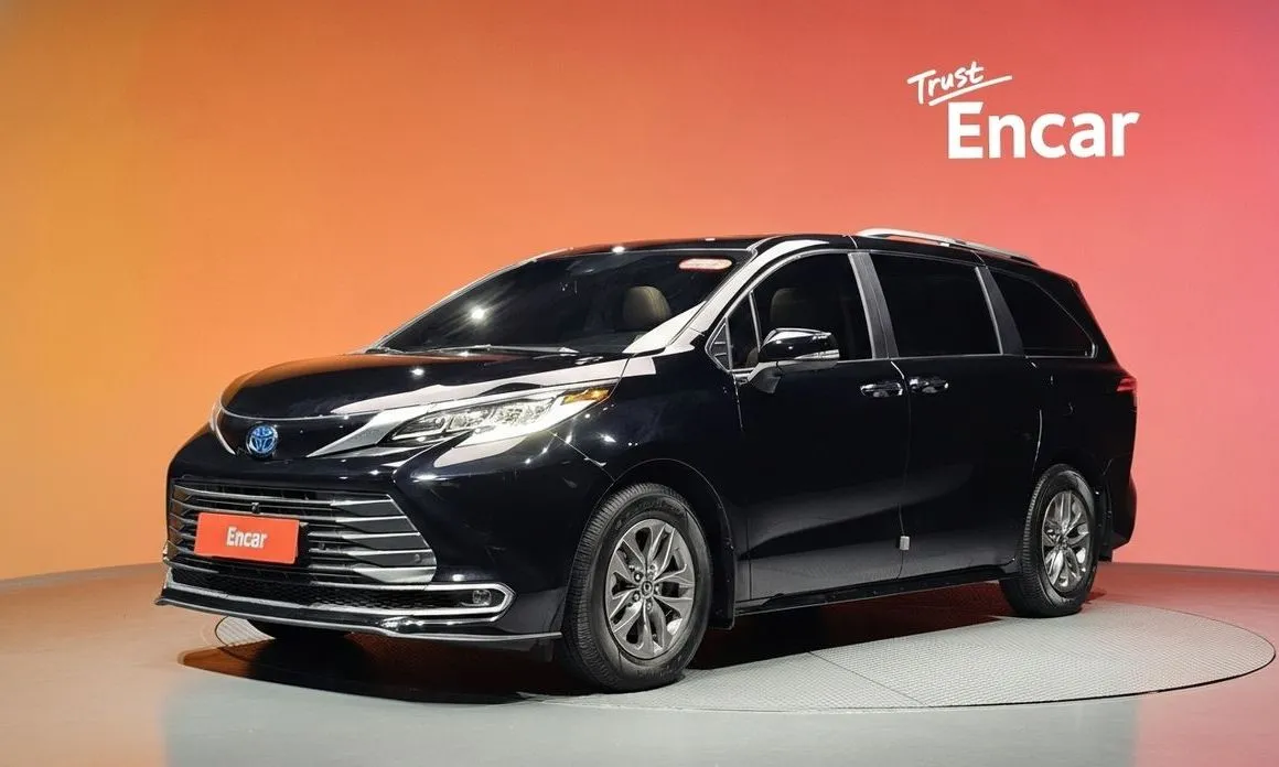 Toyota Sienna — фото 1