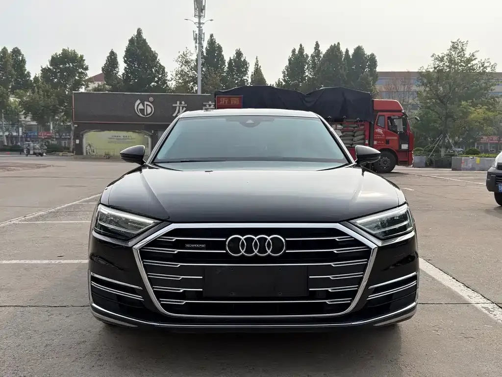 Audi A8 — фото 1