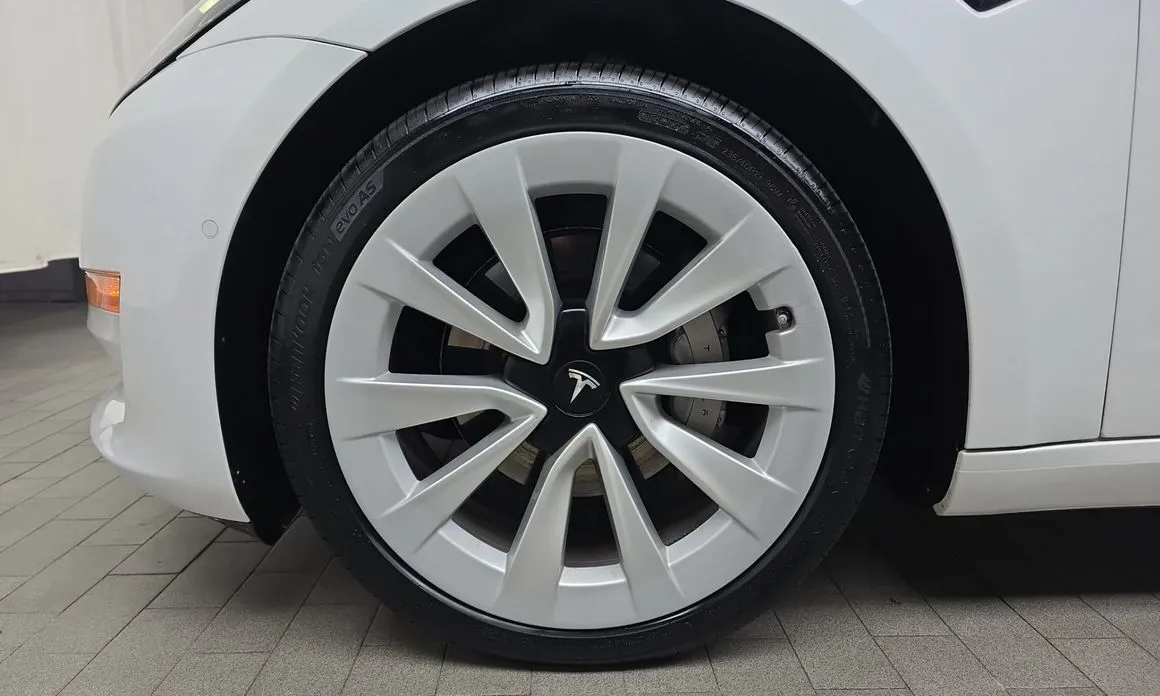 Tesla Model 3 — фото 7