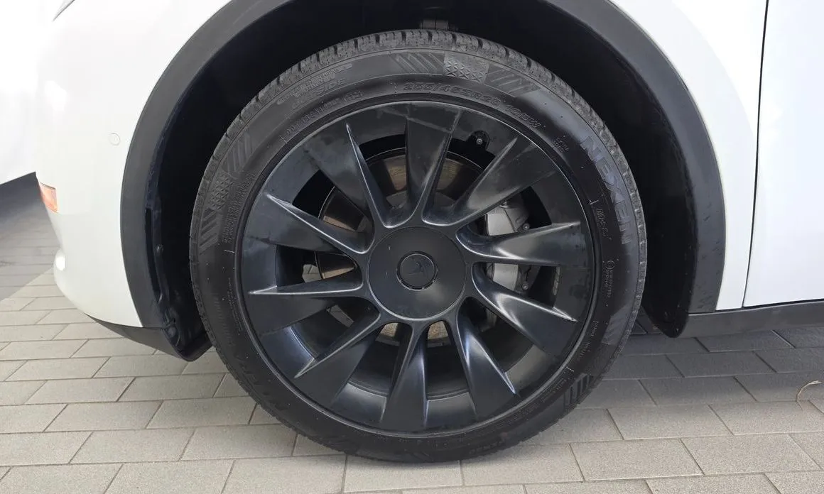 Tesla Model Y — фото 9