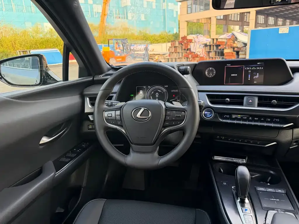Lexus UX New Energy — фото 3