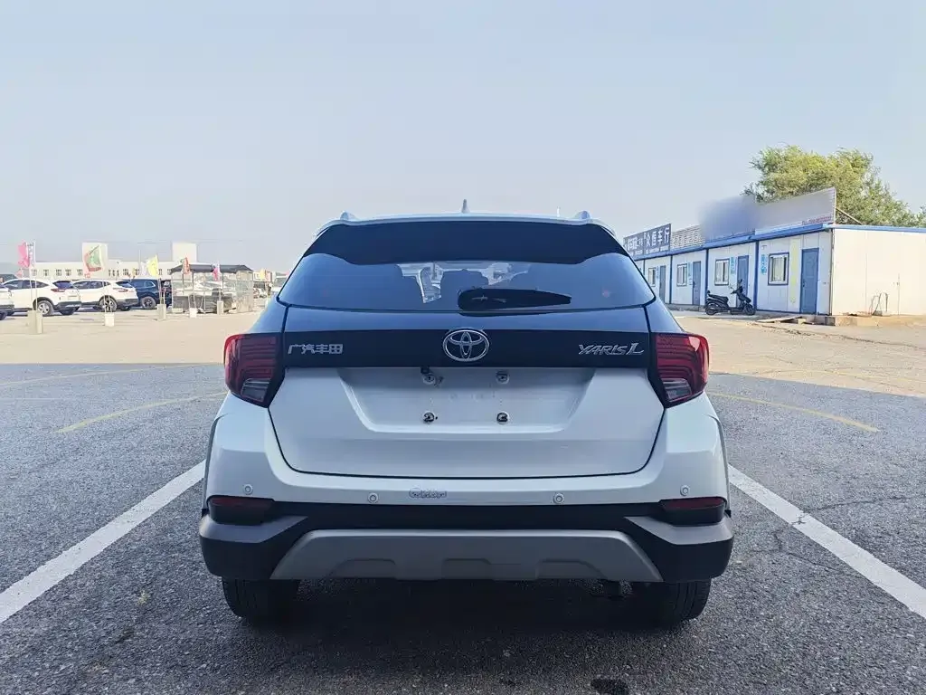Toyota Yaris L — фото 4