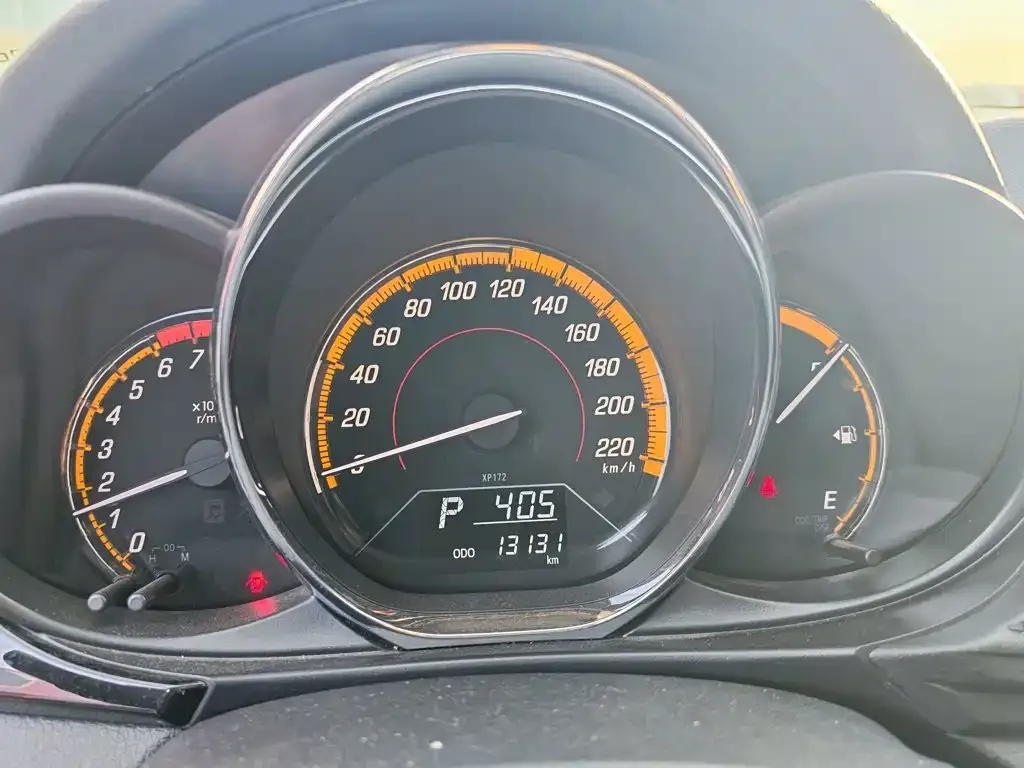 Toyota Yaris L — фото 3