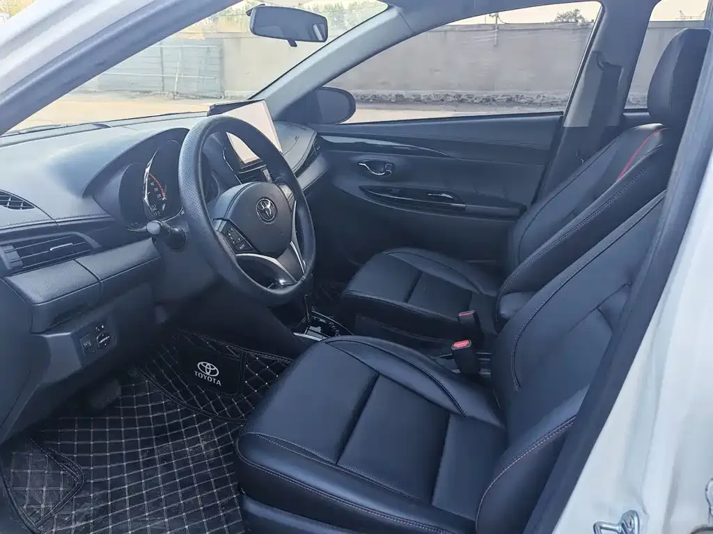Toyota Yaris L — фото 7