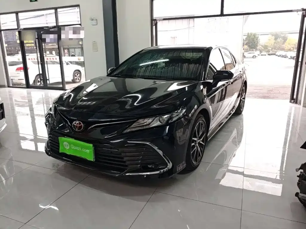 Toyota Camry — фото 1