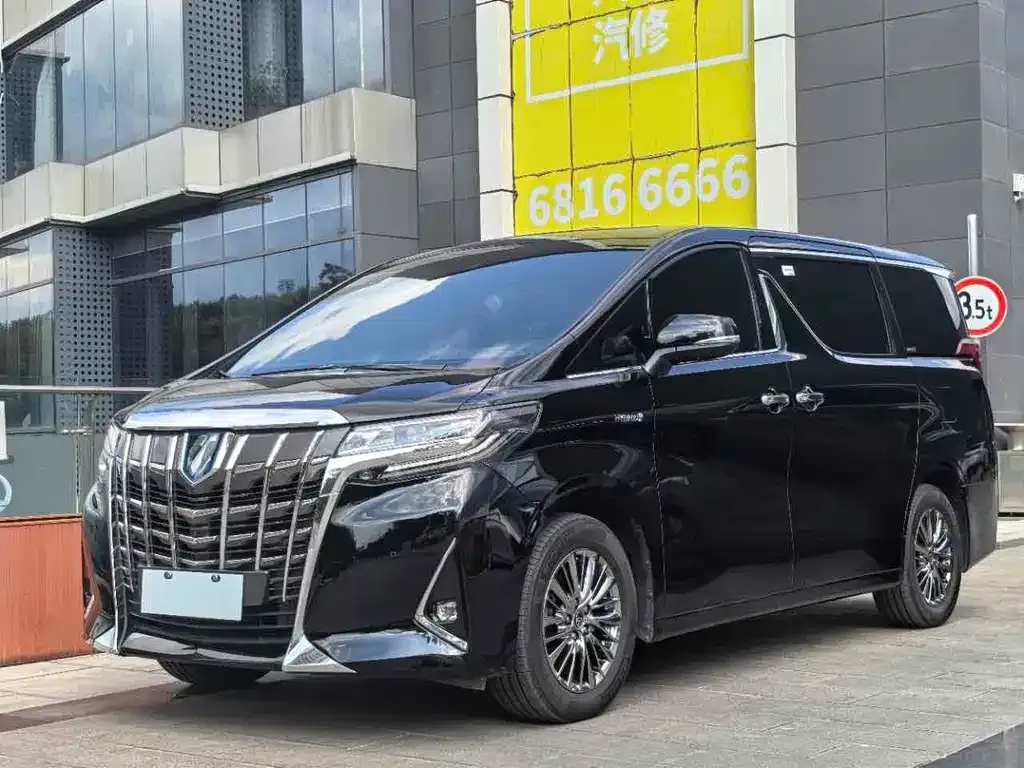 Toyota Alphard — фото 1