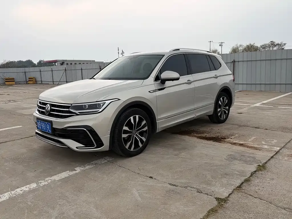 Volkswagen Tiguan L — фото 1