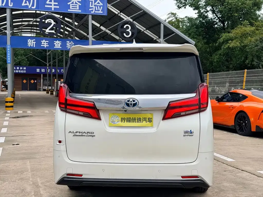 Toyota Alphard — фото 9