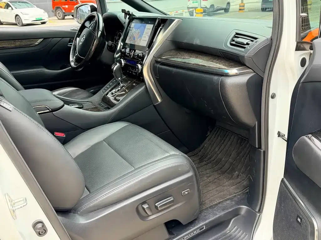 Toyota Alphard — фото 10