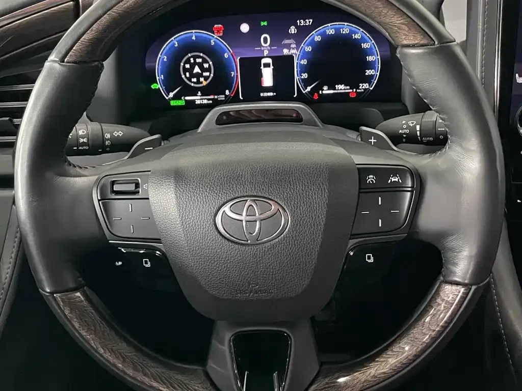 Toyota Alphard — фото 5