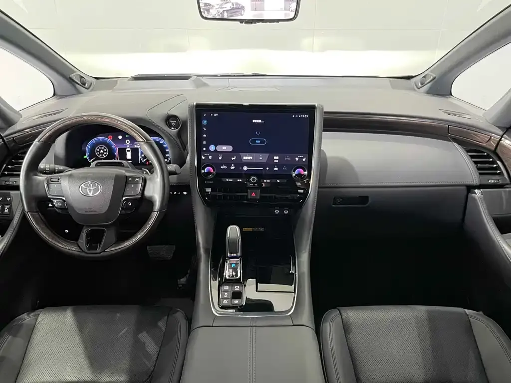 Toyota Alphard — фото 9