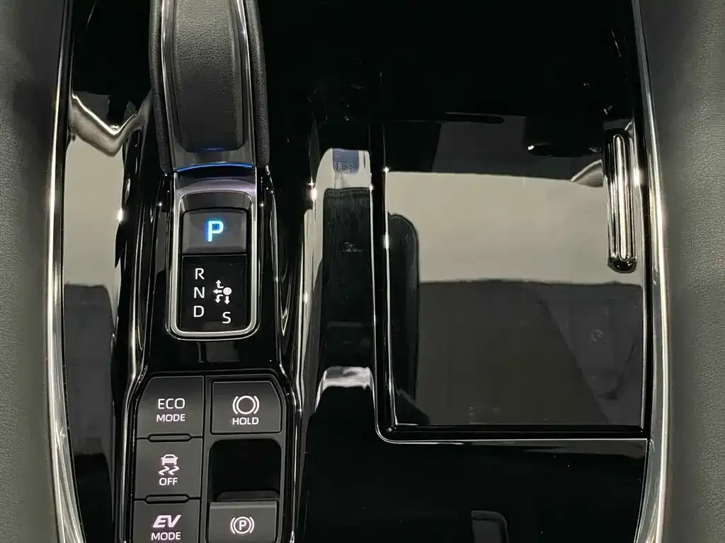 Toyota Alphard — фото 8