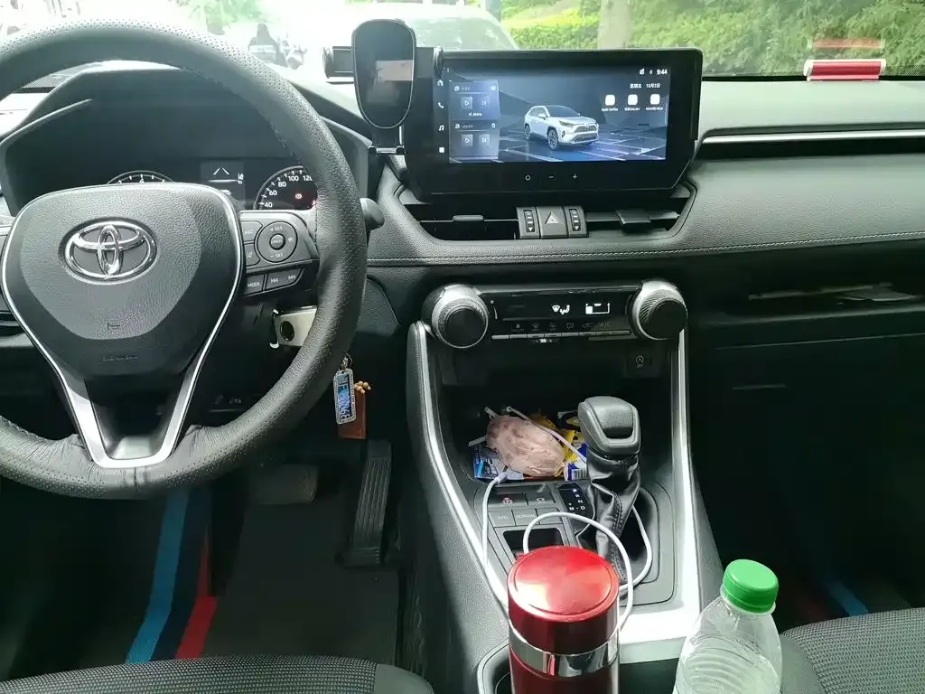 Toyota RAV4 — фото 10