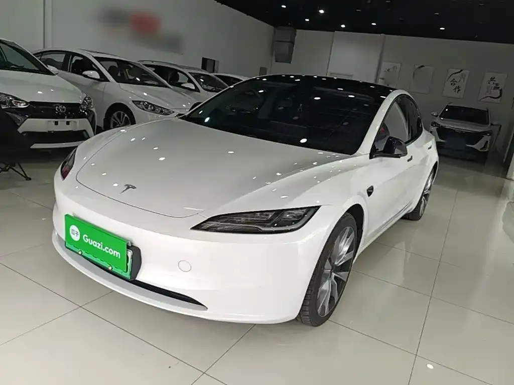 Tesla Model 3 — фото 1