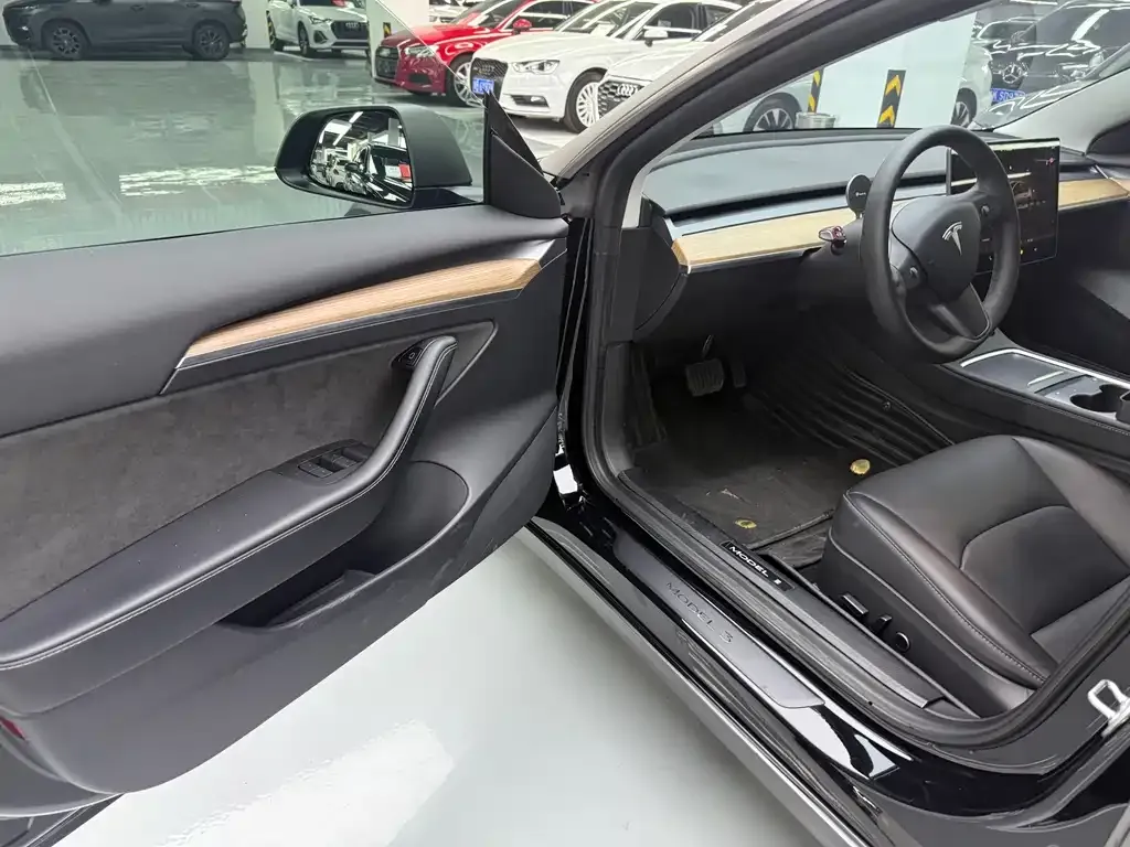 Tesla Model 3 — фото 10