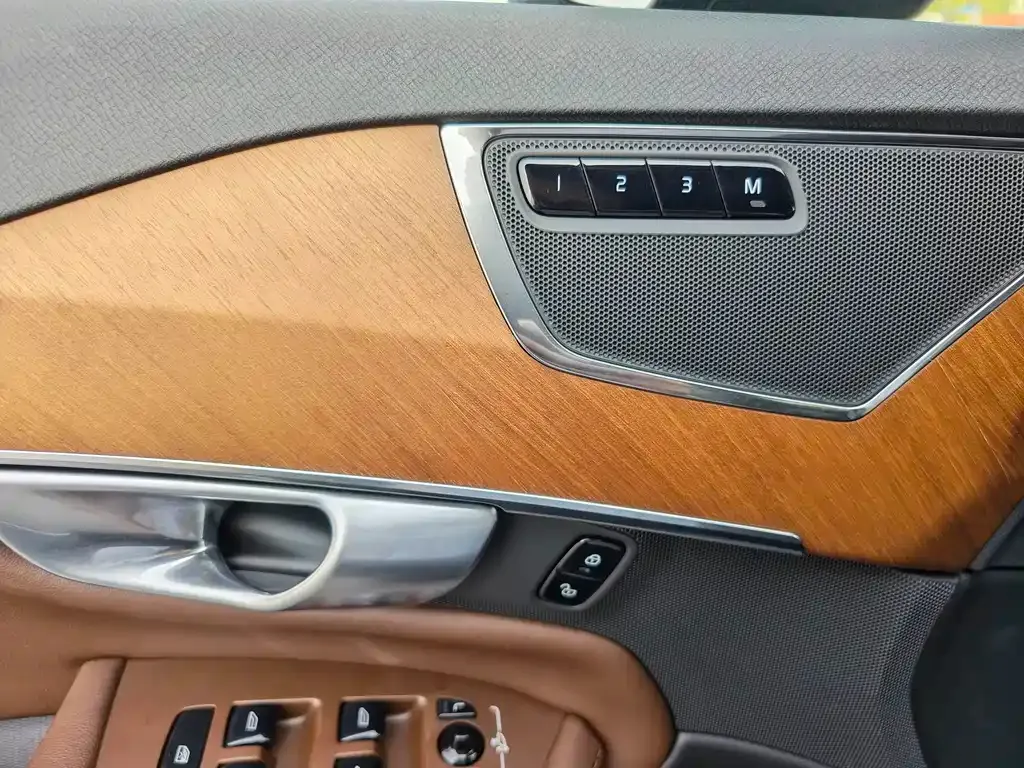 Volvo XC90 — фото 9