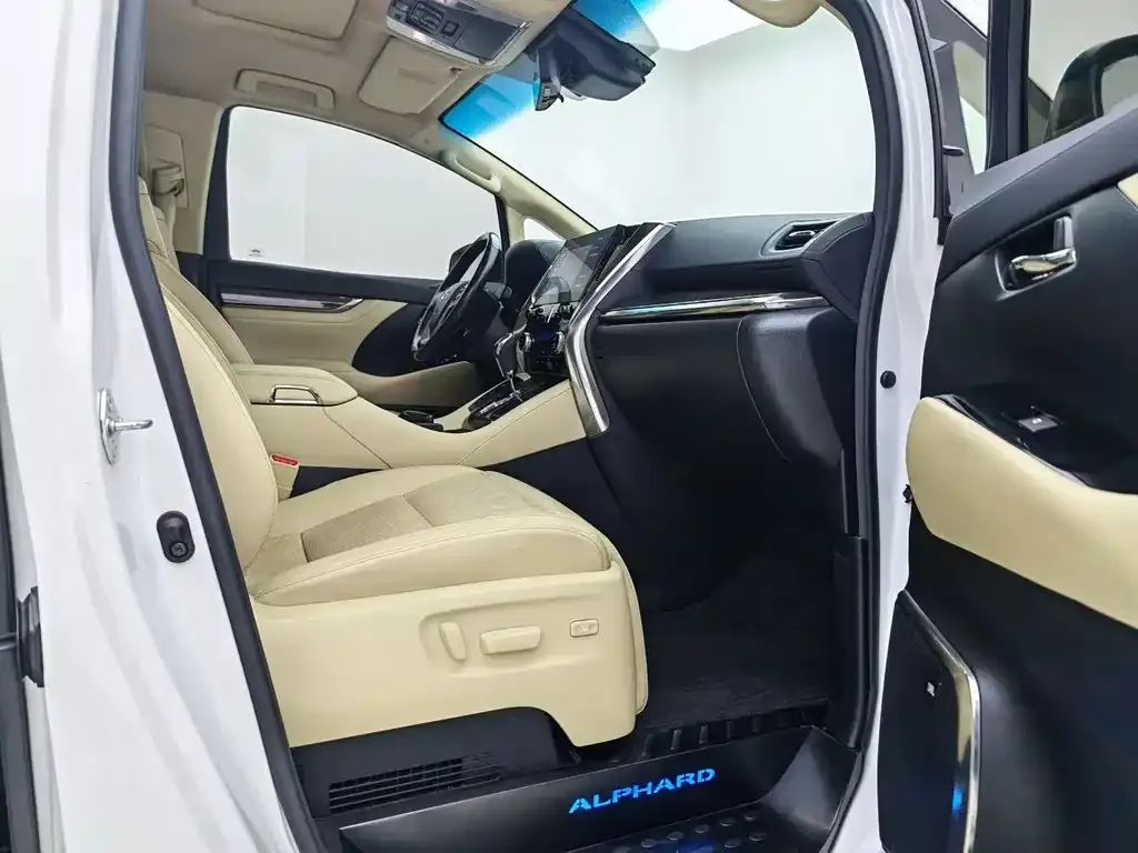 Toyota Alphard — фото 8